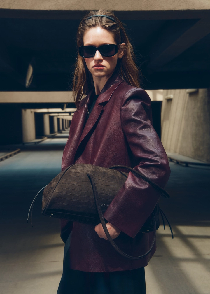 Сумка AFINA 806 цвета шоколад из коллекции АЛЬФА осень-зима 2026/2027 с тиснением под крокодила в образе с бордовой кожаной курткой